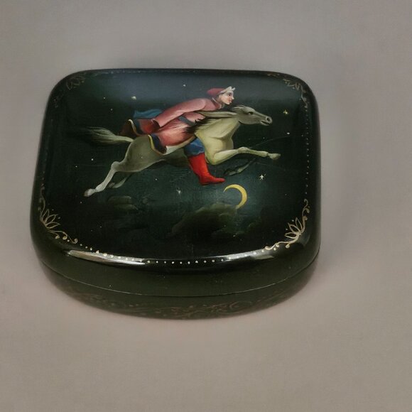 Vintage Miniature Russian Lacquer trinket jewerly box; ring box - Picture 5 of 8